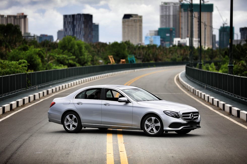 Dịch vụ thuê xe Mercedes E250 - Du Lịch Việt - Công Ty Cổ Phần Truyền Thông Du Lịch Việt