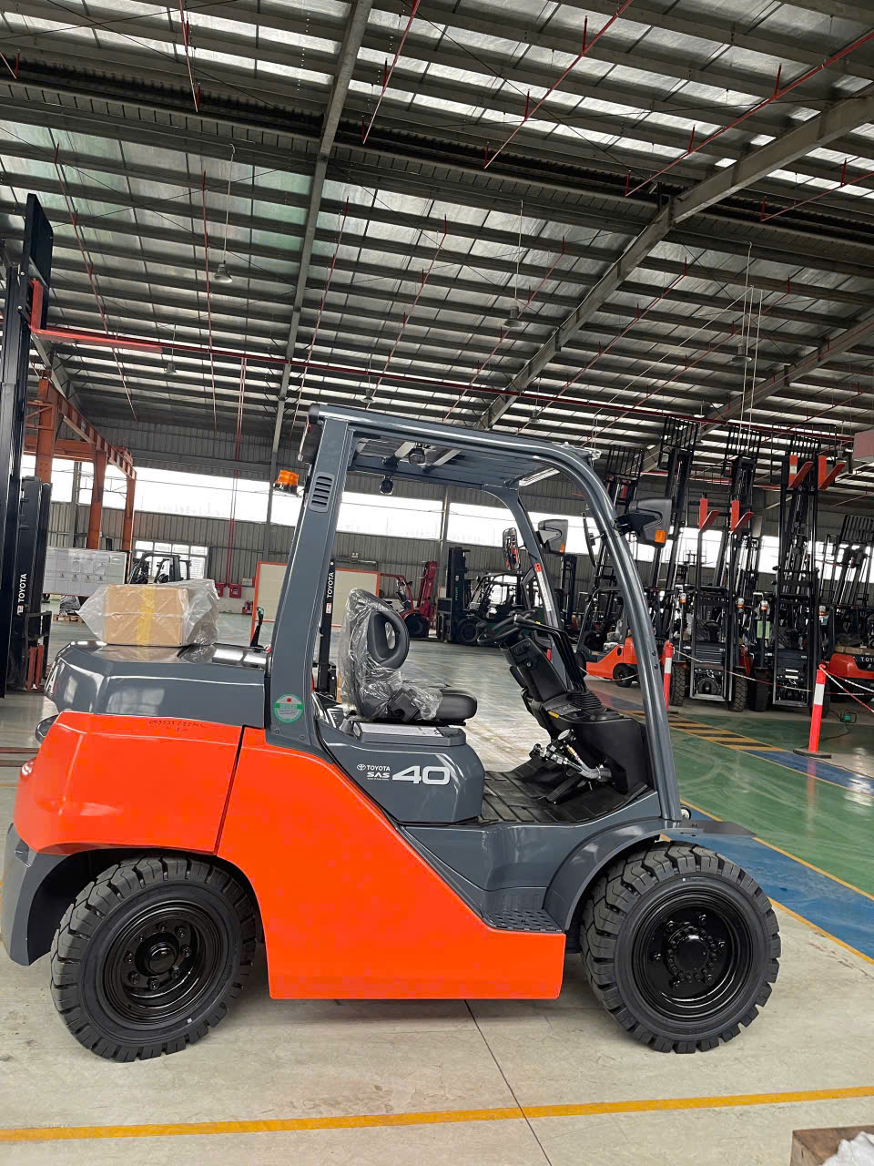 Xe nâng hàng - Công Ty TNHH Hệ Thống Thiết Bị UMW (Việt Nam)