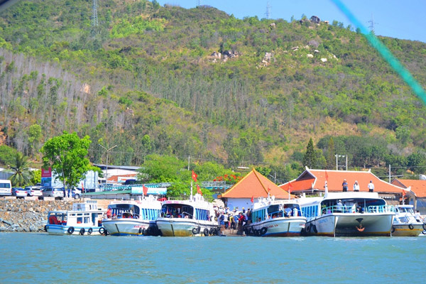 Cho thuê tàu-cano - Du Lịch Long Phú - Công Ty Cổ Phần Du Lịch Long Phú