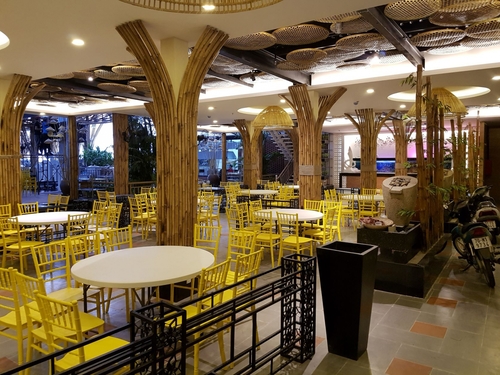 Cột ốp tre, trần tre - Làng nướng Nam Bộ