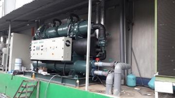 Máy làm lạnh nước tại nhà máy chế biến gia cầm