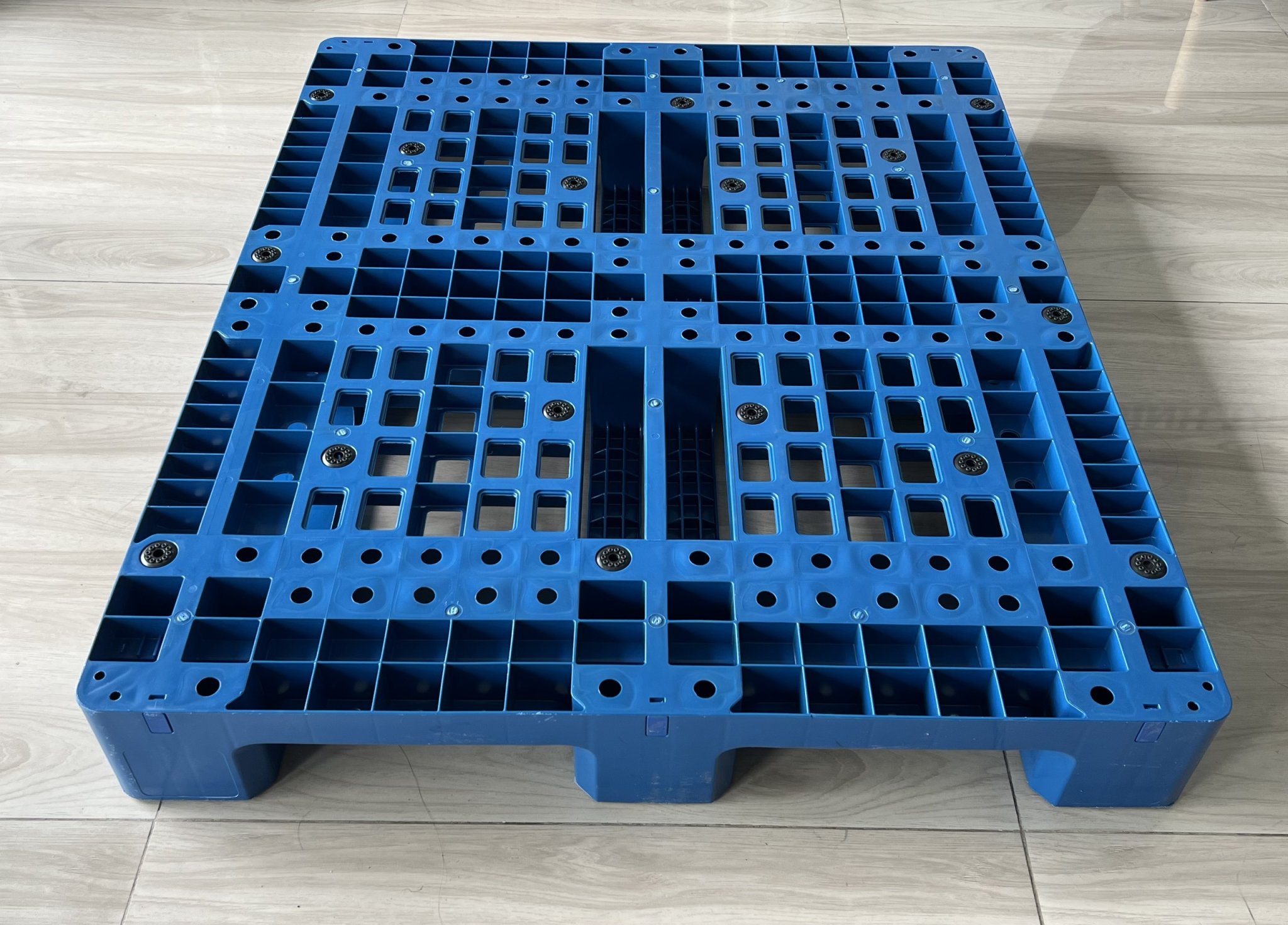 Pallet nhựa có chân