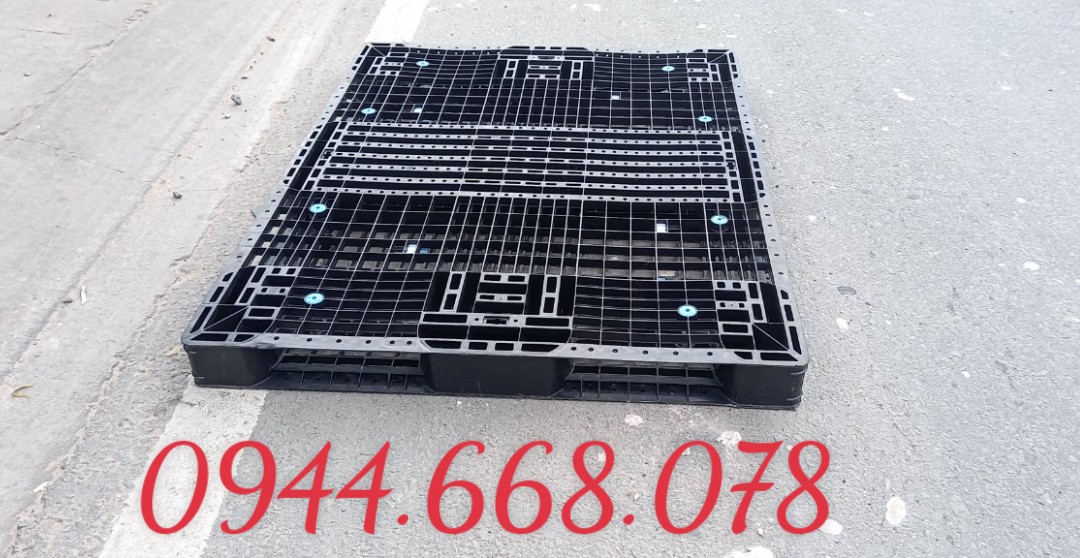 Pallet nhựa màu đen cao cấp