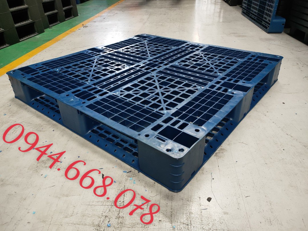 Pallet nhựa màu xanh