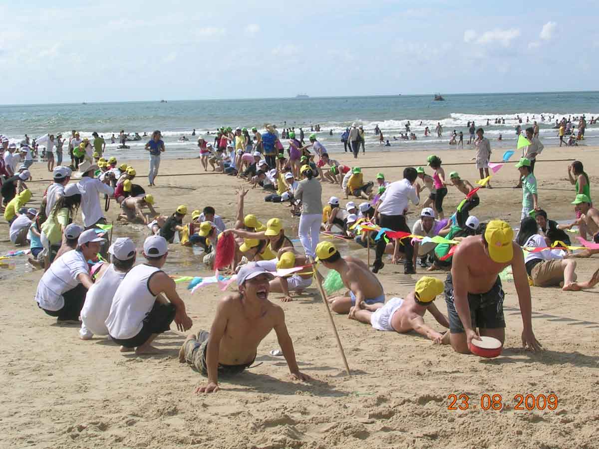 Trò chơi ở bãi biển - Công Ty TNHH Tư Vấn Dịch Vụ Du Lịch Chuông Vàng
