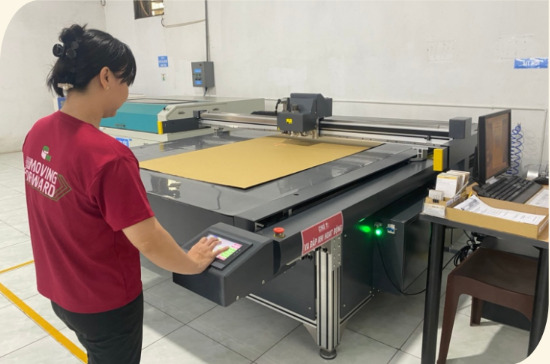 Máy cắt mẫu CNC - Bao Bì Quang Minh- Công Ty Cổ Phần Bao Bì Quang Minh