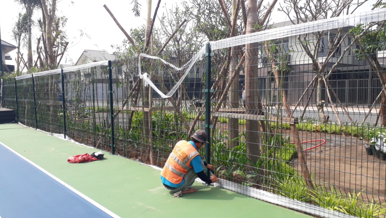 Lắp đặt lười hàng rào sơn tĩnh điện - Lưới Thép S.VRC - Công Ty Trách Nhiệm Hữu Hạn S.VRC