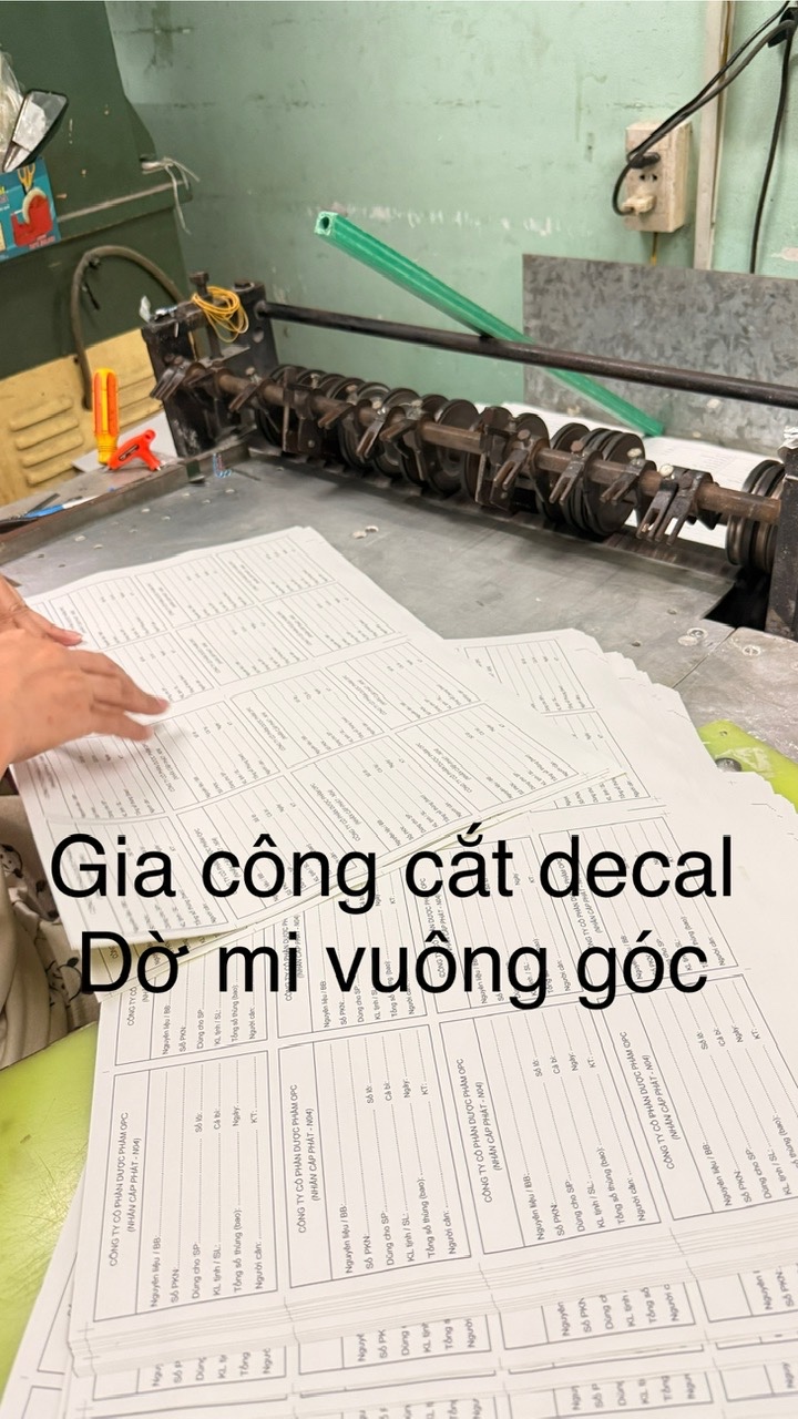 Gia công cắt decal, đờ mi vuông góc