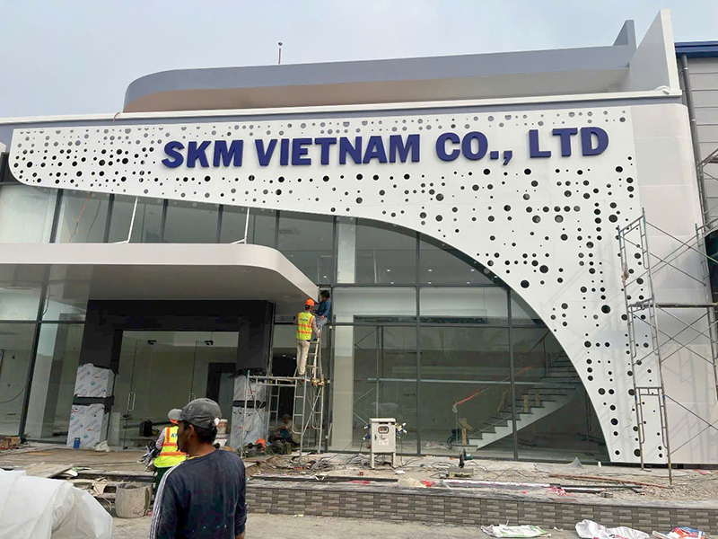 Thi công hệ thống biển hiệu SKM - Quảng Cáo Hồng Phúc - Công Ty TNHH Dịch Vụ Sản Xuất Thương Mại Quảng Cáo Hồng Phúc