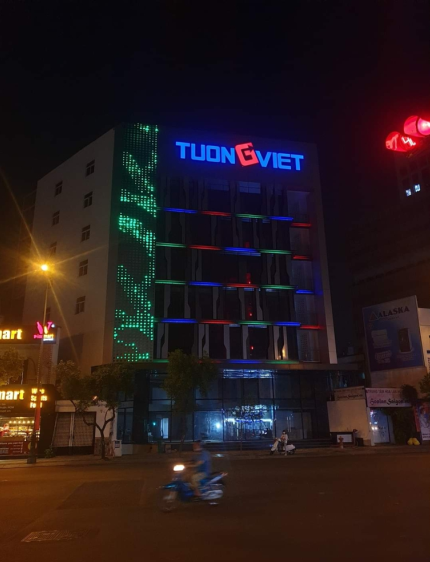 Thi công trang trí chiếu sáng tòa nhà - Quảng Cáo Hồng Phúc - Công Ty TNHH Dịch Vụ Sản Xuất Thương Mại Quảng Cáo Hồng Phúc