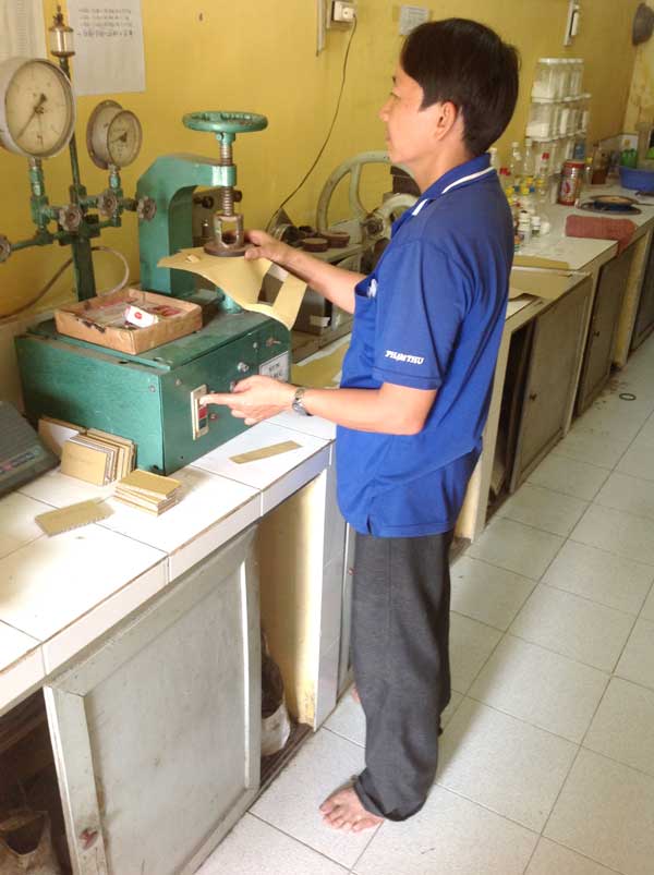 Máy đo độ bục mẫu giấy - Thùng Carton Phạm Thu - Công Ty TNHH Sản Xuất Thương Mại Phạm Thu