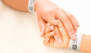 Tem cuộn vòng giấy đeo tay cho bé