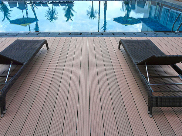 Sàn gỗ bể bơi