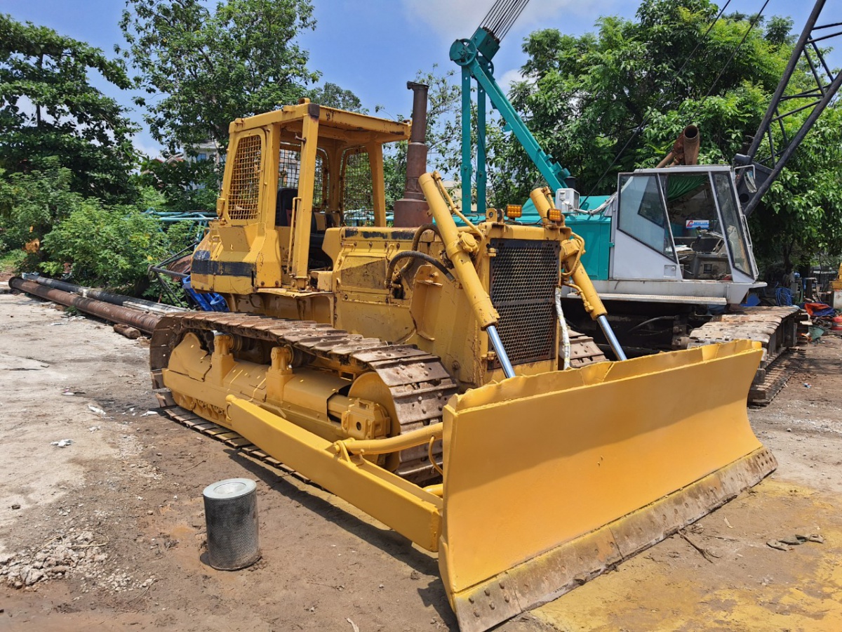 Máy ủi Komatsu D83E-18