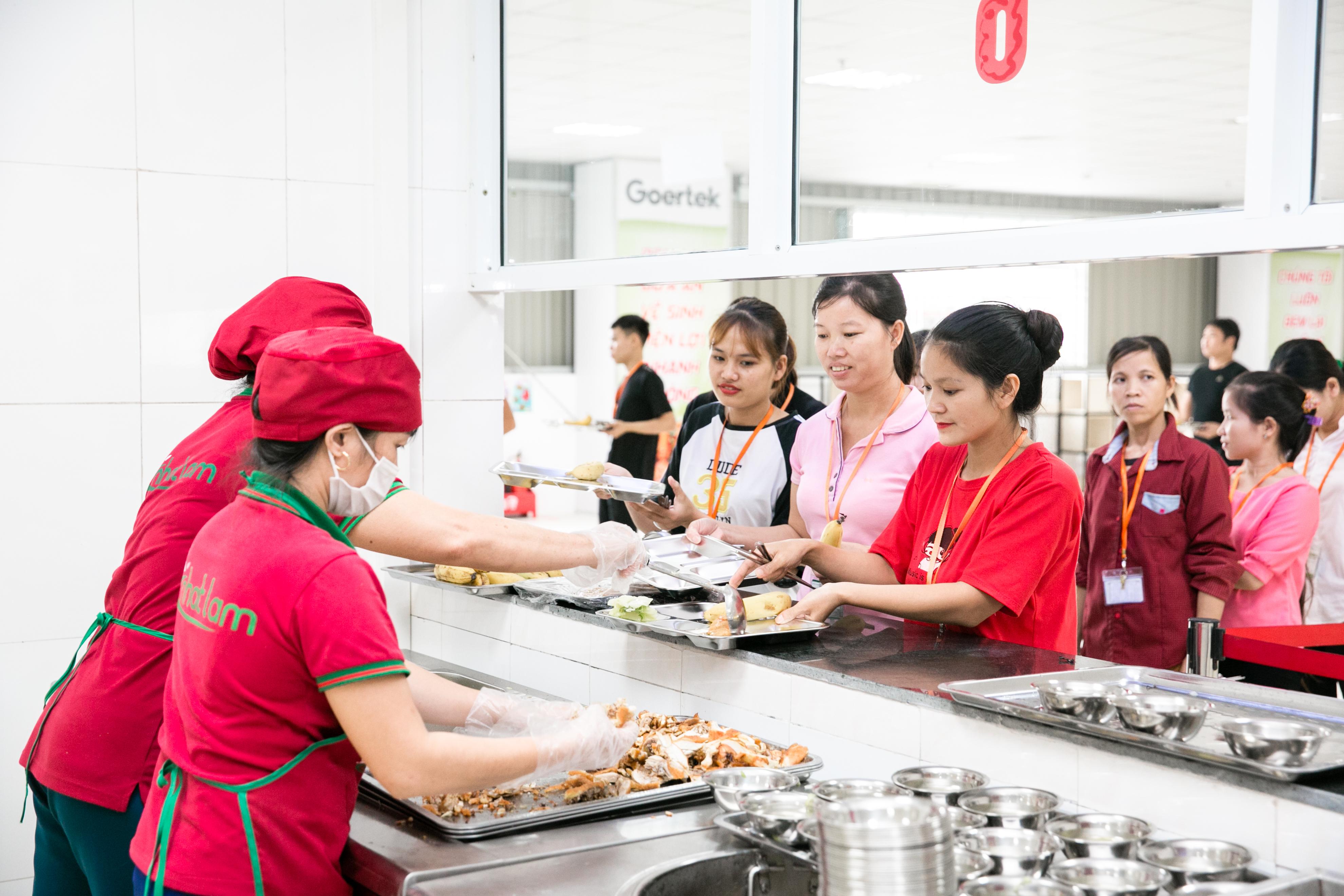 phục vụ nhà ăn D5 Goertek - Suất ăn Công nghiệp Nhật Lâm - Công ty CP Thương Mại & Dịch Vụ Nhật Lâm