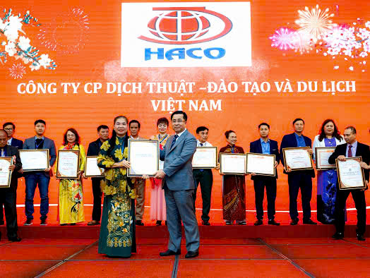 Hình ảnh nhận giải thưởng