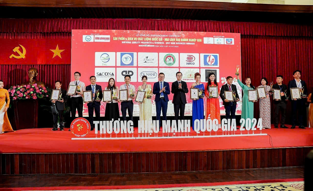 Hình ảnh nhận giải thưởng