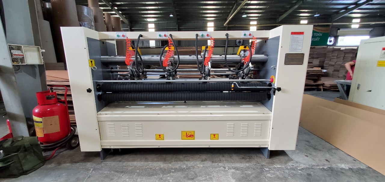 Lắp đặt máy cắt cán lằn dao mỏng carton Model BFY- DDP-2000 tại công ty sản xuất bao bì tại Hải Dương