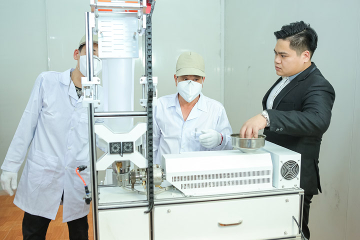 Hình ảnh cán bộ công ty HPCHEM