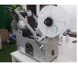 Máy dán nhãn chai decan