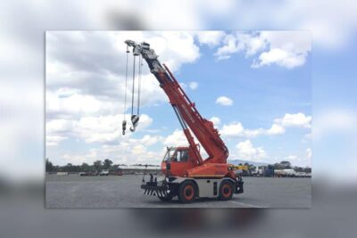 Xe cẩu trục bánh lốp