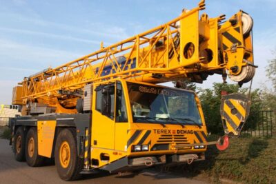 Xe cẩu trục bánh lốp