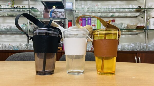 Ly thủy tinh quai da