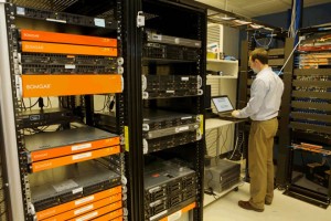 Lắp đặt phòng server tiêu chuẩn - Công Ty TNHH Thương Mại Dịch Vụ Điện Công Trình IIS
