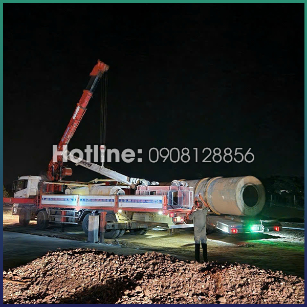 Thuê xe cẩu chuyên dụng nâng hạ thiết bị nặng - Vận Tải Phú Thành Phát - Công Ty TNHH MTV Thương Mại Dịch Vụ Vận Tải Phú Thành Phát
