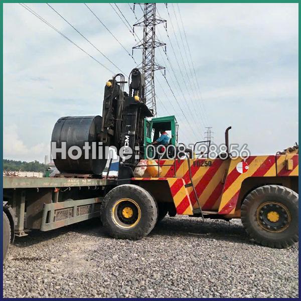 Thuê xe nâng chở hàng nặng - Vận Tải Phú Thành Phát - Công Ty TNHH MTV Thương Mại Dịch Vụ Vận Tải Phú Thành Phát