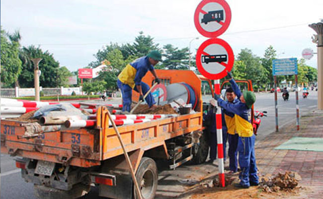Thi công biển báo GT - Trang Thiết Bị An Toàn Giao Thông HP-TECH  - Công Ty Cổ Phần  Tư Vấn Kỹ Thuật Công Nghệ Thương Mại Hoàng Phú