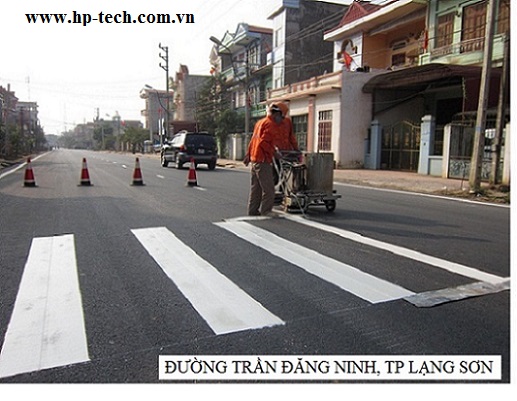 Thi công sơn đường - Trang Thiết Bị An Toàn Giao Thông HP-TECH  - Công Ty Cổ Phần  Tư Vấn Kỹ Thuật Công Nghệ Thương Mại Hoàng Phú