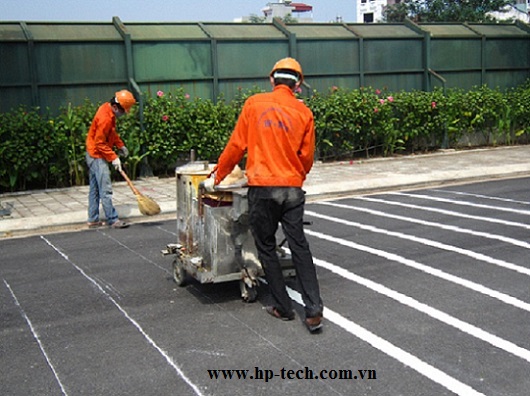 Thi công sơn đường - Trang Thiết Bị An Toàn Giao Thông HP-TECH  - Công Ty Cổ Phần  Tư Vấn Kỹ Thuật Công Nghệ Thương Mại Hoàng Phú