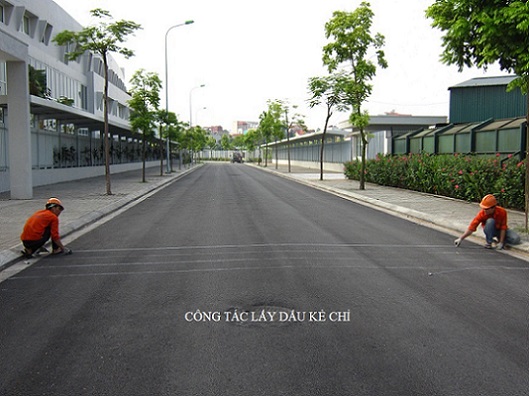 Thi công sơn đường - Trang Thiết Bị An Toàn Giao Thông HP-TECH  - Công Ty Cổ Phần  Tư Vấn Kỹ Thuật Công Nghệ Thương Mại Hoàng Phú
