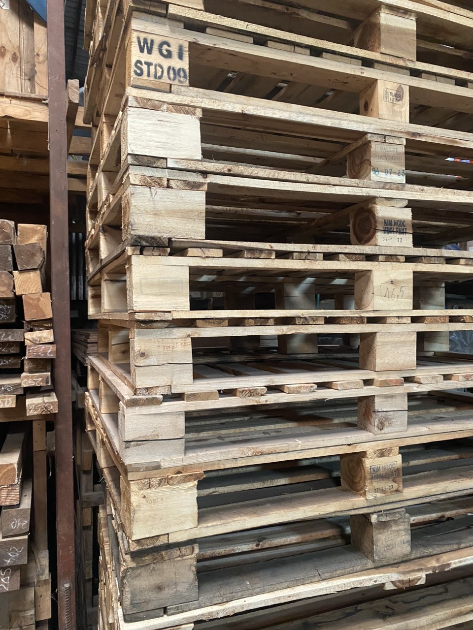 Pallet gỗ - Pallet Đạt Thành - Công Ty TNHH Một Thành Viên Sản Xuất Thương Mại Dịch Vụ Xây Dựng Đạt Thành