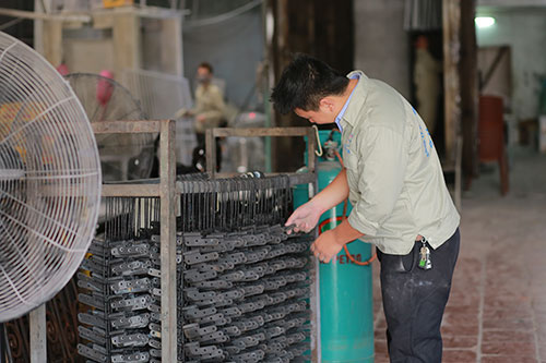 Treo sản phẩm lên xe - Sơn Tĩnh Điện Thanh Tùng - Công Ty TNHH Thương Mại Và Cơ Khí Thanh Tùng