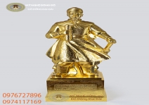 Tượng Trần Quốc Tuấn mạ vàng