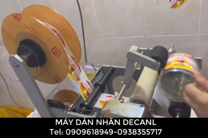 Máy dán nhãn decal