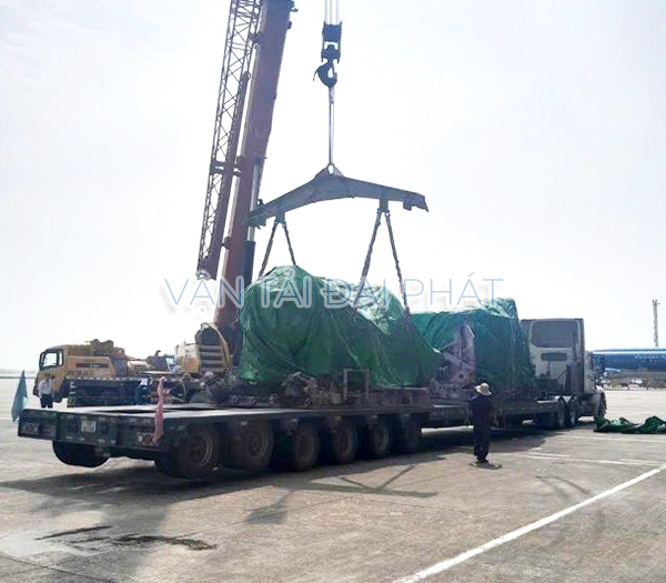 Vân chuyển máy móc công trình bằng xe sàn thủy lực