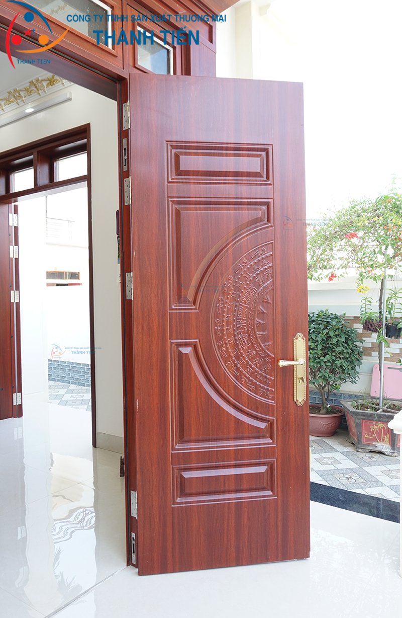 Hoàn thiện công trình cửa thép vân gỗ dân dụng Thành Tiến tại Ba Vì - Công Ty TNHH Sản Xuất Thương Mại Thành Tiến