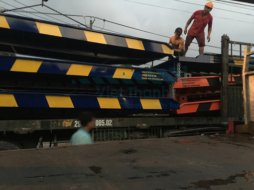 Lắp đặt cầu container Công ty TNHH Kinh Đô Miền Bắc