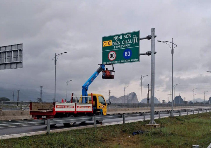 Thi công biển báo cao tốc