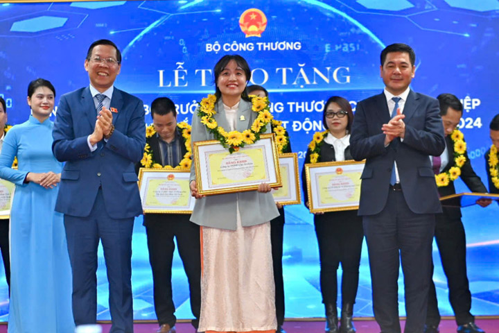 Công ty Lương Qưới nhận giải thưởng doanh nghiệp xuất khẩu uy tín