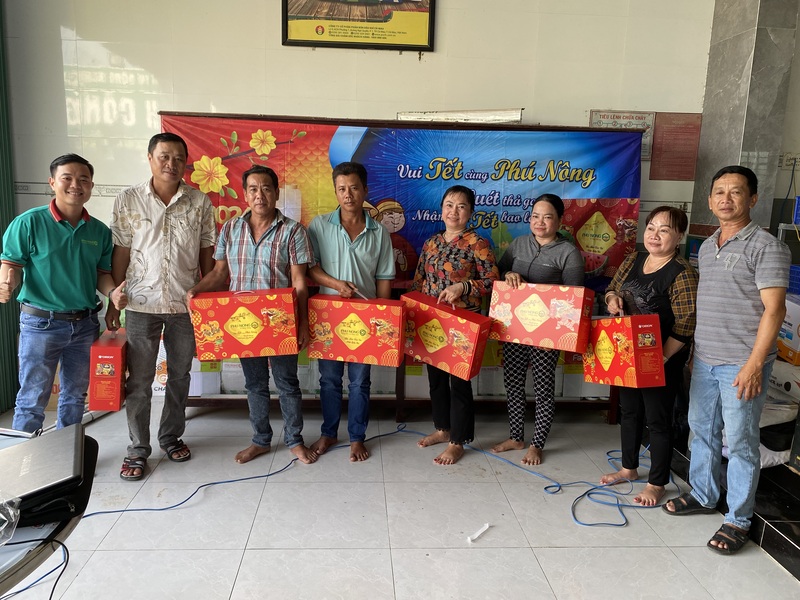 Hoạt động trao quà tết