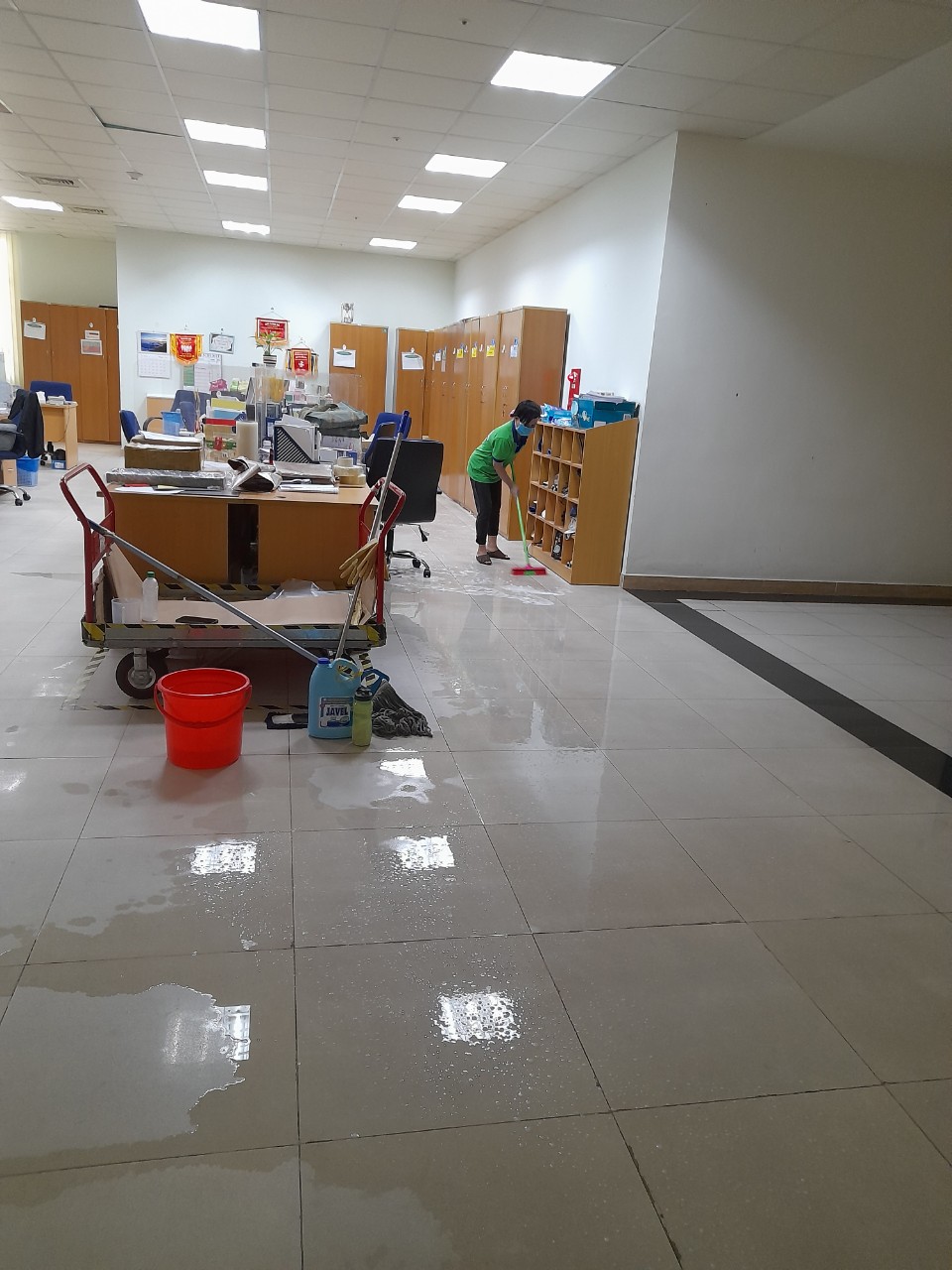 Dịch vụ vệ sinh công nghiệp văn phòng