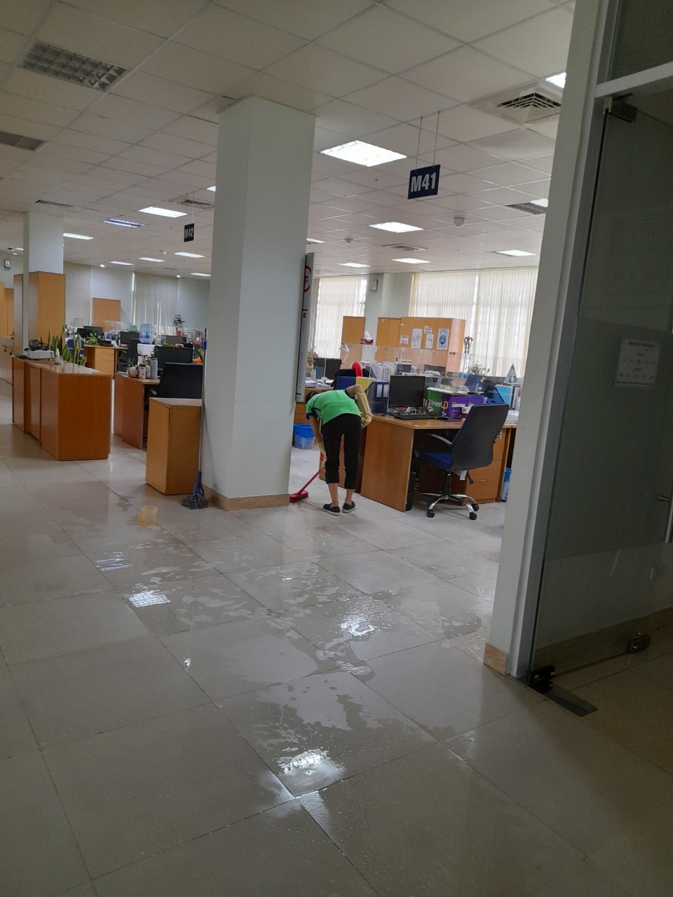 Dịch vụ vệ sinh công nghiệp văn phòng