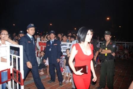 Bảo vệ ca sỹ Phương Thanh - Bảo Vệ Thành Long - Công Ty Cổ Phần Dịch Vụ Bảo Vệ Thành Long Đà Nẵng