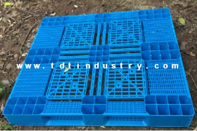 Pallet nhựa cũ - Công Ty CP SX Và XNK TM Thiết Bị Công Nghiệp TDT