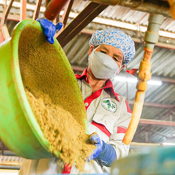 Công nhân xử lý ở phân xưởng chiết