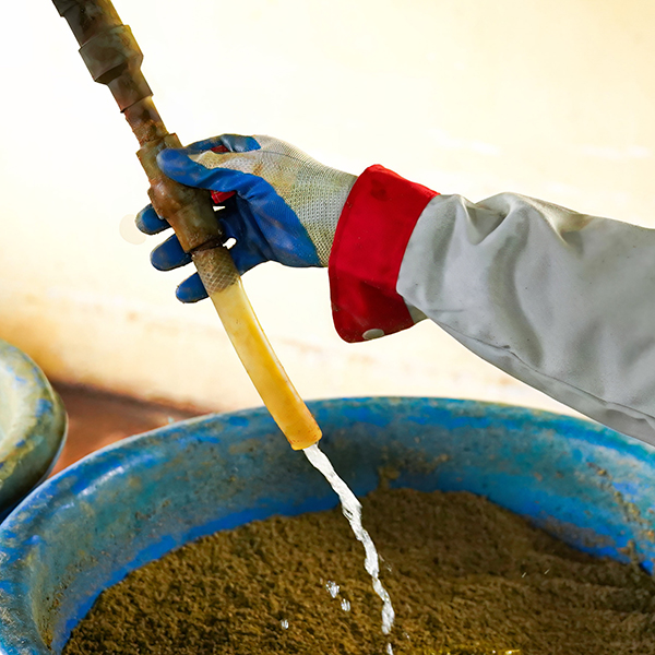 Công nhân xử lý ở phân xưởng chiết